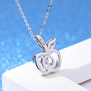 ペンダントトップ ペンダントヘッド レディース アクセサリー チャーム ラインストーン リンゴ 果物 シルバーカラー 可愛い 女性 婦人 おしゃれ ギフト プレゼント 記念日 誕生日 贈り物 ファッション小物 服飾小物