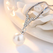 ペンダントトップ ペンダントヘッド レディース アクセサリー プレゼント 誕生日 上品 小さめ フェイクパール ラインストーン チャーム Vライン ビジュー 華奢 小ぶり 揺れる 天然石風 宝石風 シルバーカラー 普段使い お呼ばれ お出かけ かわいい 可愛い おしゃれ きれいめ 女性 彼女 妻 嫁 大人女子 婦人 ガールズ ギフト 贈り物 記念日 母の日