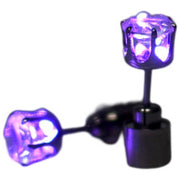 ピアス スタッドピアス 1ペア 両耳分 レディース 女性 婦人 アクセサリー 耳飾り 光る LED 電池式 発光 キュート 大人女子 小ぶり 小さめ クール かわいい 目立つ パーティー ハロウィン イベント ライブ 夜間