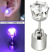 ピアス スタッドピアス 1ペア 両耳分 レディース 女性 婦人 アクセサリー 耳飾り 光る LED 電池式 発光 キュート 大人女子 小ぶり 小さめ クール かわいい 目立つ パーティー ハロウィン イベント ライブ 夜間