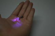 ピアス スタッドピアス 1ペア 両耳分 レディース 女性 婦人 アクセサリー 耳飾り 光る LED 電池式 発光 キュート 大人女子 小ぶり 小さめ クール かわいい 目立つ パーティー ハロウィン イベント ライブ 夜間