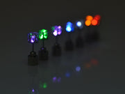 ピアス スタッドピアス 1ペア 両耳分 レディース 女性 婦人 アクセサリー 耳飾り 光る LED 電池式 発光 キュート 大人女子 小ぶり 小さめ クール かわいい 目立つ パーティー ハロウィン イベント ライブ 夜間