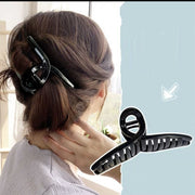 バンスクリップ ヘアクリップ レディース 女性 ヘアアクセサリー 髪飾り まとめ髪 大きい 髪留め ヘアアレンジ ツイスト ねじれ 単色 クリアカラー 透明 かわいい おしゃれ シンプル カジュアル お出かけ 通勤 デイリー 青 白 ピンク 茶 緑 灰
