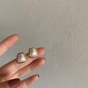 スタッドピアス レディース アクセサリー 耳飾り パール調 ビジュー 大きめ 大粒 台形 スクエア きれいめ 上品 おしゃれ