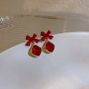 ピアス スタッドピアス アクセサリー レディース ラインストーン リボン 宝石風 揺れる かわいい おしゃれ ギフト 記念日 誕生日 プレゼント 贈り物 ファッション小物 女性用 赤 黒