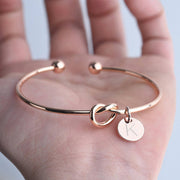 ブレスレット バングル イニシャル アルファベット レディース 女性 婦人用 シンプル 結び目デザイン かわいい おしゃれ 華奢 細め 揺れる チャーム 贈り物 プレゼント ゴールドカラー シルバーカラー ローズゴールドカラー