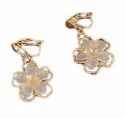 ピアス スタッドピアス イヤリング イヤークリップ レディース 女性 アクセサリー 揺れる フラワー お花 お洒落 可愛い ファッション小物 ギフト プレゼント