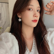 ピアス スタッドピアス イヤリング イヤークリップ レディース 女性 アクセサリー 揺れる フラワー お花 お洒落 可愛い ファッション小物 ギフト プレゼント
