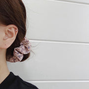 シュシュ レディース 女性 ファッション小物 ヘアアクセサリー ヘアゴム まとめ髪 髪飾り ヘアアレンジ 花柄 フラワー リーフ シンプル おしゃれ かわいい ガーリー フェミニン 上品 お出かけ オフィス ピンク 黒 黄 青 ベージュ 茶