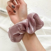 シュシュ ヘアゴム レディース 女性 ヘアアクセサリー 髪飾り 髪留め まとめ髪 ラメ 無地 光沢感 艶感 ヘアアレンジ カジュアル 上品 デイリー 普段使い お出かけ かわいい おしゃれ エレガント フェミニン 髪かざり 髪どめ ファッション小物 雑貨 婦人 イエロー パープル ブルー グレー ベージュ アズキ オレンジ ネイビー ワイン ピンク ブラック ローズ ホワイト