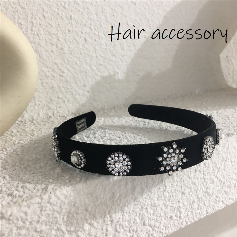 カチューシャ レディース 女性 婦人 ヘアアクセサリー 髪留め 髪飾り まとめ髪 ヘアアレンジ ベロア ラインストーン ラインストーン かわいい おしゃれ キラキラ 豪華 大人女子 お出かけ プレゼント ギフト ブラック