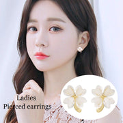 スタッドピアス キャッチピアス レディース アクセサリー 耳飾り 四つ葉 クローバー 可愛い おしゃれ 上品 女性用 婦人用 ギフト 記念日 誕生日 贈り物 プレゼント 外出 お出掛け パーティー 二次会 お呼ばれ ファッション小物