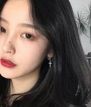 スタッドピアス レディース 女性用 アクセサリー シルバーカラー クロスモチーフ 十字架 チェーン 揺れる バックキャッチ カジュアル 高見え 高級感 おしゃれ 耳飾り 普段使い 婦人 普段使い ファッション小物 プレゼント 贈り物 ギフト 誕生日 記念日 お出かけ プチギフト