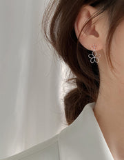 スタッドピアス レディース アクセサリー 女性用 フラワー 花 ワイヤー風 くり抜き 揺れる シンプル おしゃれ かわいい 上品 お出かけ デート カジュアル デイリー フェミニン エレガント パーティー オフィス 普段使い ギフト プレゼント 婦人用