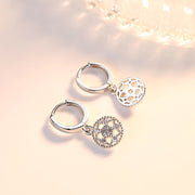 ピアス 両耳用 フープピアス アクセサリー レディース 女性 婦人 ループピアス ラインストーン 揺れる 花 かわいい おしゃれ ギフト プレゼント ファッション雑貨