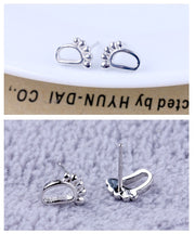 スタッドピアス レディース 女性 アクセサリー ファッション雑貨 足跡 小さめ シルバーカラー シンプル かわいい キュート 珍しい 特徴的 プレゼント ギフト