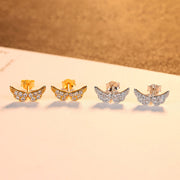 スタッドピアス レディース 女性 アクセサリー ファッション雑貨 小さめ 控えめ ラインストーン 蝶 羽根 天使 エンジェル ゴールドカラー シルバーカラー シンプル かわいい キュート フェミニン ガーリー フォーマル プレゼント ギフト