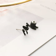 ピアス 片耳用 スタッドピアス バックキャッチピアス レディース 女性 アクセサリー 耳飾り 猫 キャット 立体 フェイクパール かわいい おしゃれ キュート ガーリー モノトーン プレゼント ギフト 黒 白