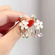 ハーフフープピアス C型 レディース アクセサリー 耳飾り ピアス ラインストーン フラワー 花 可愛い おしゃれ 女性用 婦人用 服飾小物 記念日 誕生日 贈り物 プレゼント ギフト 外出 お出掛け 普段使い デイリー