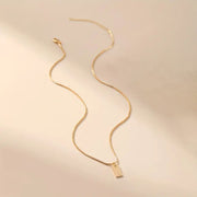 ネックレス レディース 女性 アクセサリーファッション雑貨 長方形 タグ型 イニシャル アルファベット スクエアチェーン ゴールドカラー シルバーカラー シンプル シック フェミニン 可愛い キュート クール かっこいい おしゃれ プレゼント ギフト 推し活