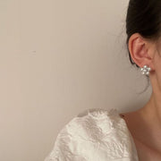 スタッドピアス レディース 女性用 アクセサリー シルバーカラー フェイクパール フラワー お花 ラインストーン 大ぶり 上品 存在感 かわいい カジュアル 大人可愛い キュート おしゃれ 耳飾り 普段使い 婦人 ファッション小物 プレゼント 贈り物 プチギフト 誕生日 記念日 お出かけ パーティー 2次会 結婚式 イベント