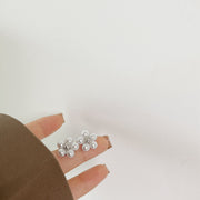 スタッドピアス レディース 女性用 アクセサリー シルバーカラー フェイクパール フラワー お花 ラインストーン 大ぶり 上品 存在感 かわいい カジュアル 大人可愛い キュート おしゃれ 耳飾り 普段使い 婦人 ファッション小物 プレゼント 贈り物 プチギフト 誕生日 記念日 お出かけ パーティー 2次会 結婚式 イベント