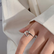 リングカフ イヤーカフ 指輪 オープンリング兼用 2WAY 片耳用 ハート レディース イヤカフ イヤリング ノンホールピアス イヤーカフス イヤークリップ ウェアリング ファッションリング Cリング アクセサリー 痛くない 挟むだけ 重ね付け フリーサイズ ロゴ 刻印 チャーム シンプル おしゃれ かわいい 女性 彼女 妻 プレゼント ギフト 贈り物 誕生日 記念日 母の日
