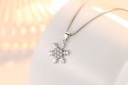 ペンダントトップ ペンダントヘッド チェーンなし アクセサリーパーツ レディース 女性用 雪の結晶 スノーフレーク チャーム フレーム おしゃれ かわいい お出かけ 普段使い カジュアル デイリー シンプル 婦人用 ファッション小物