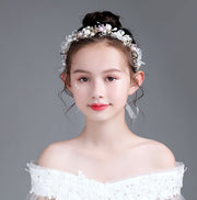 カチューシャ ヘアアクセサリー ヘッドドレス キッズ 女の子 子ども 子供 髪飾り フェイクパール ビーズ ナチュラル お花 フラワー ホワイト 華やか ドレスアクセサリー きれいめ 上品 エレガント かわいい ブライダル キュート ゴールドカラー 高見え 存在感 フォーマル 結婚式 お呼ばれ パーティー ヘッドアクセサリー おしゃれ 花飾り風 発表会