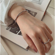 バングル ブレスレット レディース アクセサリー 女性用 メタル シルバーカラー ゴールドカラー C型 ツイスト ひねり シンプル カジュアル おしゃれ プレゼント 普段使い ギフト 贈り物