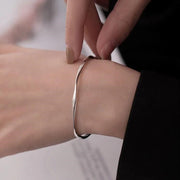 バングル ブレスレット レディース アクセサリー 女性用 メタル シルバーカラー ゴールドカラー C型 ツイスト ひねり シンプル カジュアル おしゃれ プレゼント 普段使い ギフト 贈り物