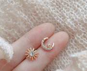 ピアス スタッドピアス アシンメトリー レディース 女性 アクセサリー 太陽 月 ラインストーン キラキラ 小さめ 小ぶり シンプル ゴールドカラー お洒落 おしゃれ かわいい 普段使い デイリー お出かけ 耳飾り ギフト プレゼント 婦人用