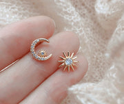 ピアス スタッドピアス アシンメトリー レディース 女性 アクセサリー 太陽 月 ラインストーン キラキラ 小さめ 小ぶり シンプル ゴールドカラー お洒落 おしゃれ かわいい 普段使い デイリー お出かけ 耳飾り ギフト プレゼント 婦人用