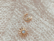 ピアス スタッドピアス アシンメトリー レディース 女性 アクセサリー 太陽 月 ラインストーン キラキラ 小さめ 小ぶり シンプル ゴールドカラー お洒落 おしゃれ かわいい 普段使い デイリー お出かけ 耳飾り ギフト プレゼント 婦人用