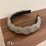 カチューシャ ヘアアクセサリー レディース 女性用 三つ編み風 編み込み ニット 単色 ヘアバンド ヘアアレンジ 髪飾り まとめ髪 おしゃれ かわいい 大人可愛い ガーリー キュート シンプル カジュアル デイリー 普段使い 婦人用 ファッション小物