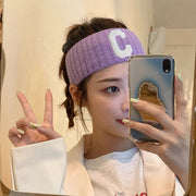 ヘアバンド ヘッドバンド レディース 女性 ヘアアクセサリー ファッション雑貨 幅広 大きめ 太め ワッペン アルファベット ニット ブラック ホワイト ブルー ポップ カジュアル かわいい キュート クール かっこいい ストリート系