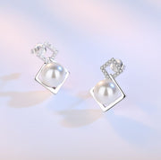 スタッドピアス キャッチピアス レディース アクセサリー 耳飾り フェイクパール ラインストーン ひし形 おしゃれ 上品 外出 お出掛け デート ギフト 記念日 誕生日 結婚式 贈り物 プレゼント ファッション小物