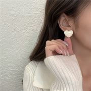ピアス イヤリング レディース 女性用 アクセサリー 耳飾り ハート 立体的 ツヤ感 かわいい おしゃれ ガーリー キュート プレゼント ギフト 贈り物 ホワイト 白