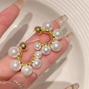 ピアス スタッドピアス レディース 女性 アクセサリー フェイクパール パール調 5連 リング風 シンプル ゴールドカラー お洒落 上品 大人可愛い お出かけ パーティ デイリー 耳飾り ファッション小物 婦人用 プレゼント ギフト