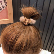 シュシュ ヘアゴム レディース 大人 ヘアアクセサリー ふわふわ もこもこ フェイクファー ハート 可愛い リングゴム 髪飾り 髪留め ヘアアレンジ まとめ髪 おしゃれ お洒落 かわいい ガーリー デイリー 普段使い 女性 婦人 彼女 妻 友達 ギフト 贈り物 母の日 敬老の日 ホワイトデー
