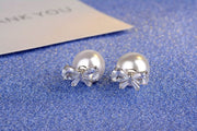 スタッドピアス バックキャッチ レディース 女性用 アクセサリー シルバーカラー フェイクパール キラキラ バー リボンモチーフ 高見え 高級感 上品 耳飾り おしゃれ かわいい 大人可愛い キュート プレゼント 婦人 パーティー 2次会 結婚式 カジュアル 普段使い 誕生日 プレゼント ギフト 贈り物 記念日 お出かけ 婦人用 ファッション小物