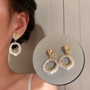 スタッドピアス アクセサリー レディース 女性用 ファッション小物 パール調 サークル リング 輪 ラインストーン 変形ハート 揺れる ゆらゆら 大ぶり おしゃれ かわいい 華やか プレゼント ギフト 誕生日 記念日