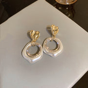 スタッドピアス アクセサリー レディース 女性用 ファッション小物 パール調 サークル リング 輪 ラインストーン 変形ハート 揺れる ゆらゆら 大ぶり おしゃれ かわいい 華やか プレゼント ギフト 誕生日 記念日