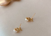 スタッドピアス アクセサリー レディース 耳飾り キャッチピアス パール調 ラインストーン クロス おしゃれ かわいい 華やか 上品 ギフト 贈り物 プレゼント 女性用 婦人用 ファッション小物