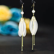 ピアス フックピアス アメリカンピアス レディース アクセサリー チェーン 揺れる ロング ラインストーン フラワーモチーフ 花 ぶら下がり チャーム ビジュー 宝石風 天然石風 スネークチェーン 喜平チェーン 上品 おしゃれ かわいい きれいめ 普段使い お出かけ お呼ばれ 大人 女性 婦人 大人女子 彼女 妻 恋人 友達 プレゼント ギフト 贈り物 誕生日 記念日 母の日