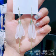 ピアス フックピアス アメリカンピアス レディース アクセサリー チェーン 揺れる ロング ラインストーン フラワーモチーフ 花 ぶら下がり チャーム ビジュー 宝石風 天然石風 スネークチェーン 喜平チェーン 上品 おしゃれ かわいい きれいめ 普段使い お出かけ お呼ばれ 大人 女性 婦人 大人女子 彼女 妻 恋人 友達 プレゼント ギフト 贈り物 誕生日 記念日 母の日