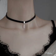 チョーカー ネックレス レディース アクセサリー 女性 フェイクレザー シルバーチャーム おしゃれ 細め シンプル かっこいい プレゼント 高級感