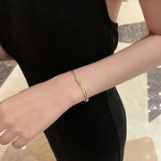 バングル ブレスレット レディース アクセサリー 女性用 メタル シルバーカラー ゴールドカラー C型 ツイスト ひねり シンプル カジュアル おしゃれ プレゼント 普段使い ギフト 贈り物