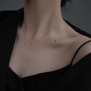 ネックレス ペンダント レディース アクセサリー ダブルリング オーバル フープ 楕円 変形 バタフライ 蝶 ラインストーン チェーン シンプル 華奢 細身 プレゼント ギフト 贈り物 お祝い 記念日 誕生日 デート 女子会 パーティー お呼ばれ お出かけ デイリー 普段使い カジュアル フォーマル かわいい おしゃれ エレガント 上品 2連リング サークル ゴールドカラー