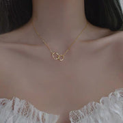 ネックレス ペンダント レディース アクセサリー ダブルリング オーバル フープ 楕円 変形 バタフライ 蝶 ラインストーン チェーン シンプル 華奢 細身 プレゼント ギフト 贈り物 お祝い 記念日 誕生日 デート 女子会 パーティー お呼ばれ お出かけ デイリー 普段使い カジュアル フォーマル かわいい おしゃれ エレガント 上品 2連リング サークル ゴールドカラー